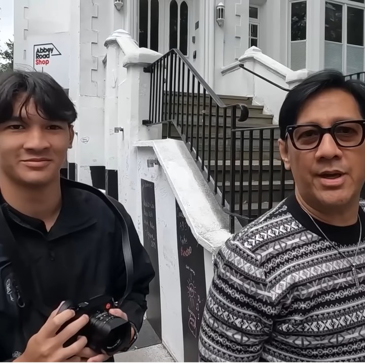 <p>Andre Taulany mengantar anak sulungnya yang akan melanjutkan pendidikan di luar negeri. Ardio Raihansyah Taulany akan segera memulai perkuliahan di Inggris, Bunda. (Foto: YouTube Taulany TV)</p>