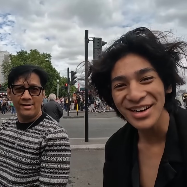 <p>Meski memakan biaya cukup besar, Andre sengaja memboyong keluarganya untuk menikmati <em>quality time</em> di Inggris. "Tidak bisa berkata-kata, uang habis," Andre berkelakar. (Foto: YouTube Taulany TV)</p>