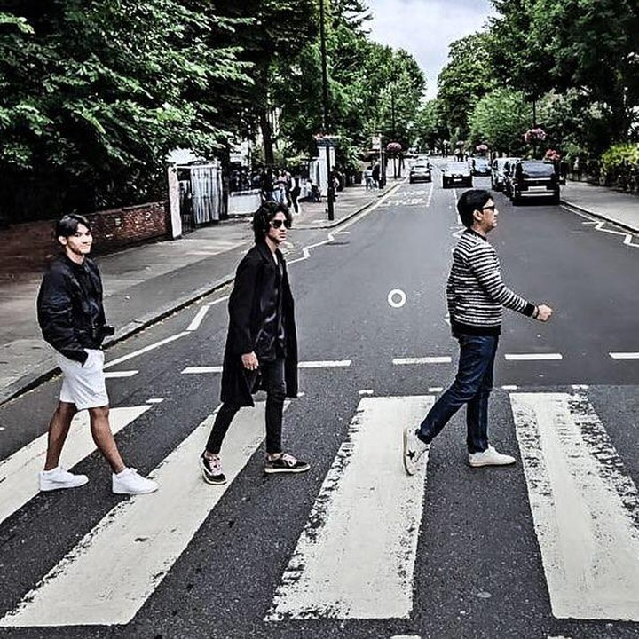 <p>Andre Taulany juga membagikan potret kompak bersama Dio dan Kenzy ketika mereka ulang adegan foto ikonik The Beatles. (Foto: Instagram @andreastaulany)</p>