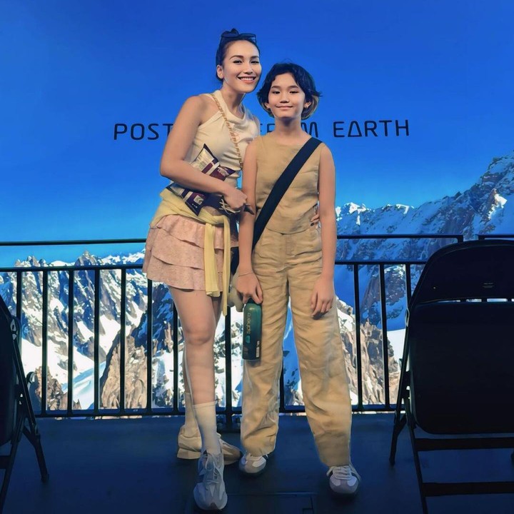 <p>Penyanyi dangdut Ayu Ting Ting memutuskan pergi ke Amerika Serikat untuk quality time bareng putri semata wayangnya, Bilqis. Momen<em> quality time</em> ibu dan anak ini dibagikan Ayu di akun Instagram miliknya, Bunda. (Foto: Instagram @ayutingting92)</p>