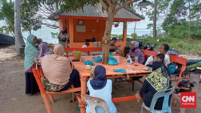 Ibu-ibu di Pulau Rempang rela meninggalkan rumah demi menjaga kampung dari gangguan Proyek Strategis Nasional (PSN) Rempang Eco City.