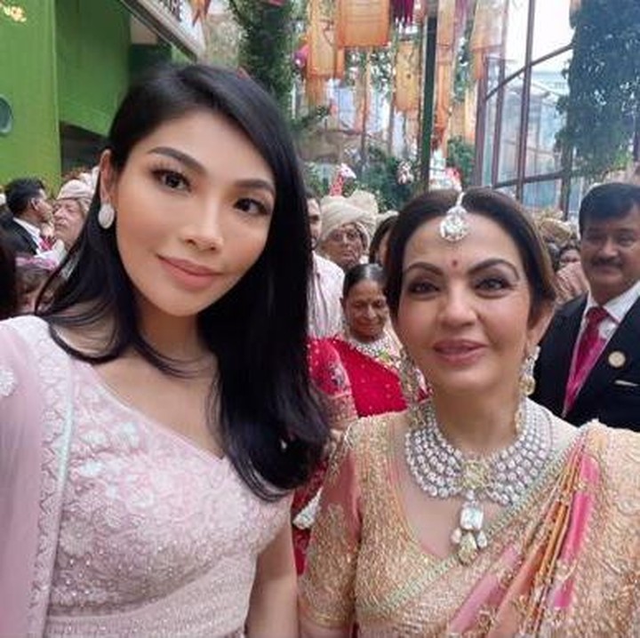 <p>Dokter yang juga dikenal sebagai sosialita muda Tanah Air ini menghadiri pesta pernikahan Anant Ambani pada hari pertama hingga ketiga. Lewat media sosial, ia membagikan foto saat berpose dengan ibunda Anant Ambani, yakni Nita Ambani. (Foto: Instagram @dr.irene13)</p>