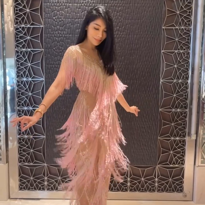 <p>Di salah satu hari pesta, dr Irene mengenakan kostum yang tak kalah meriah. Ia mengenakan <em>dress</em> beraksen <em>tassel</em> warna merah muda. (Foto: Instagram @dr.irene13)</p>