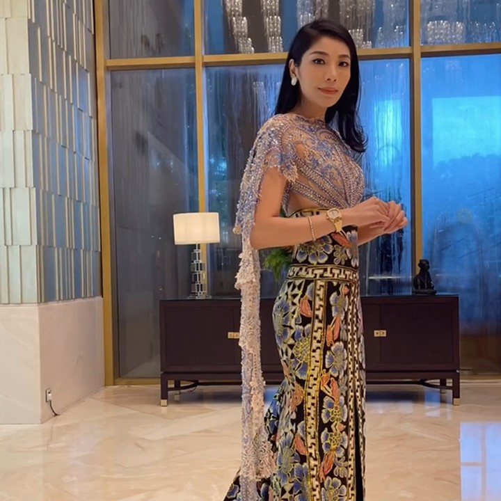 <p>Irene tampil memesona dalam balutan gaun pesta berekor panjang. Bagian bahu gaun juga dilengkapi degan aksen <em>cape</em> yang menjuntai. (Foto: Instagram @dr.irene13)</p>