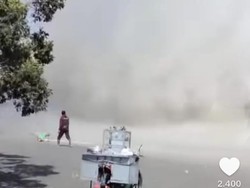 Fenomena Tornado di Lautan Pasir Bromo Ternyata Disebut Debu Setan