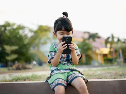 Gadget Sebabkan Speech Delay pada Anak? Kenali Tanda dan Cara Mengatasinya