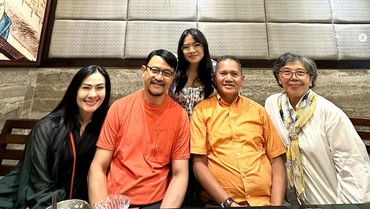 img-title Iis Dahlia Berduka, Ibu Mertua Meninggal Dunia