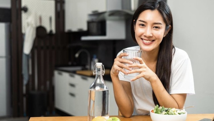 Apakah Bunda sedang menjalani diet? Yuk, pahami jam makan yang baik untuk diet agar cepat menurunkan berat badan.