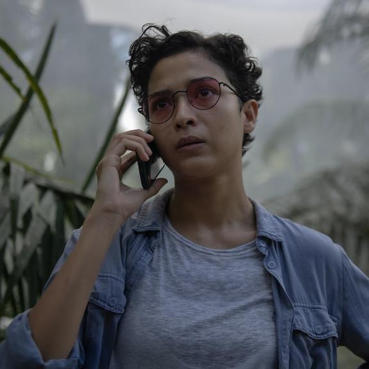<p>Putri Marino mengejutkan penggemar ketika tampil di film <em>Kabut Berduri.</em> Pemeran tokoh Sanja ini tampil dengan rambut keriting berpotongan cepak pendek. Ia mengubah penampilannya untuk membawakan karakter detektif perempuan yang berwibawa di film bergenre <em>crime-investigation thriller</em> itu, Bunda. (Foto: Courtesy of Netflix/Eriek N Juragan/Netflix)</p>