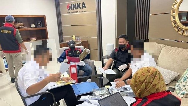 Kejaksaan Tinggi Jawa Timur menggeledah instansi PT INKA di Jalan Yos Sudarso, Madiun. Sebanyak 400 arsip disita oleh tim jaksa.