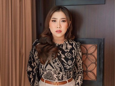 img-title Kesulitan Lepas Cincin di Jari, Kiky Saputri Sampai Minta Bantuan Damkar