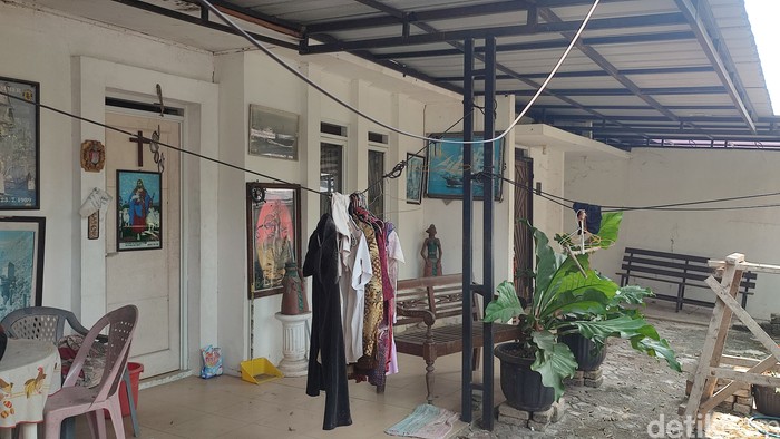 Kondisi terkini rumah TKP suami istri lansia di Bogor yang ditemukan tewas membusuk. Fakta Pasangan Opa-Oma Tewas Membusuk di Tempat Tidur