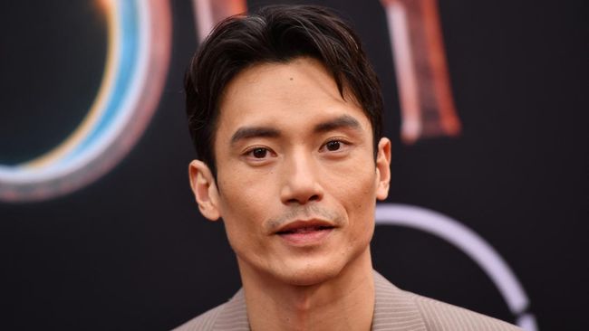 Manny Jacinto yang kini makin terkenal lewat The Acolyte blak-blakan mengenai dialognya dipotong dalam film Top Gun: Maverick.