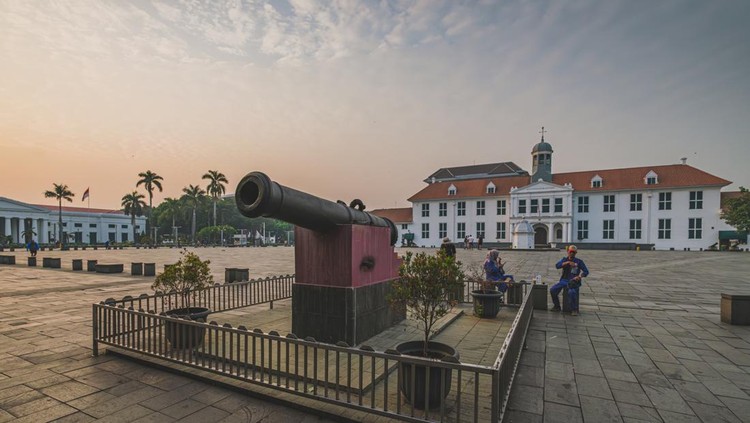 Jakarta, Indonesia - May 7th, 2024. a Historic Si Jagur cannon on display in a peaceful Fatahillah Square in the morning.