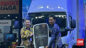 Mitsubishi Fuso Serahkan eCanter ke Pembeli Pertama