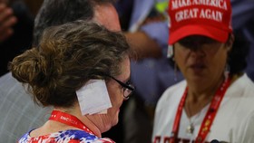 Perban Telinga Jadi Tren Aksesori Terbaru Pendukung Donald Trump