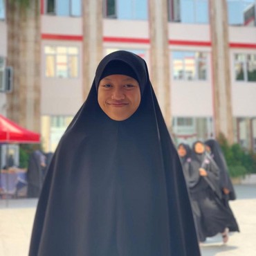 Pernah Bersekolah di Pesantren, Ini 6 Potret Lolly yang Kini Berhijab