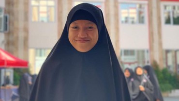 Pernah Bersekolah di Pesantren, Ini 6 Potret Lolly yang Kini Berhijab