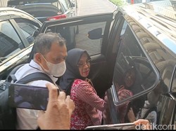 KPK Tinggalkan Balai Kota Semarang, 1 Plt Kepala Dinas Masuk Mobil Penyidik