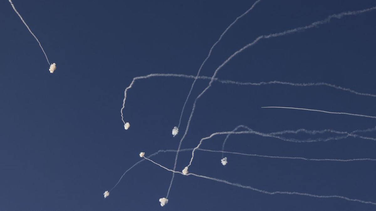 FOTO: Puluhan Roket Katyusha Hizbullah Kembali Bobol Iron Dome Israel