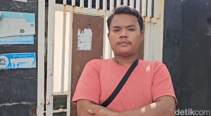 Sekuriti perumahan cerita saat temukan pasutri lansia Opa Hans dan Oma Rita meninggal dunia membusuk di kamarnya di kawasan Jonggol, Kabupaten Bogor. (Rizky AM/detikcom) Sekuriti perumahan cerita saat temukan pasutri lansia Opa Hans dan Oma Rita meninggal dunia membusuk di kamarnya di kawasan Jonggol, Kabupaten Bogor. (Rizky AM/detikcom)