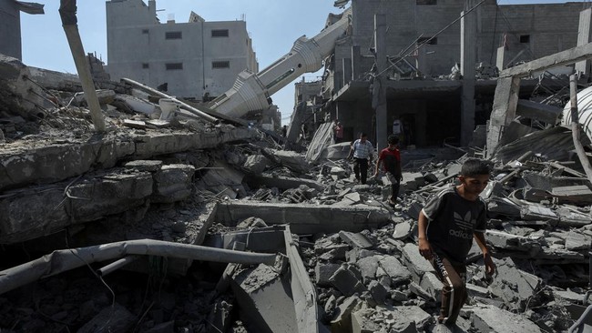 Sebanyak 15 anggota keluarga yang mengungsi di sebuah gudang di wilayah Az-Zawayda, Gaza tengah, tewas akibat serangan udara Israel.