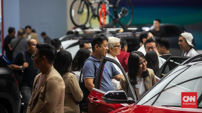 Ketum Gaikindo menyebut banyak warga ekonomi menengah atas kini turun kelas yang disebut salah satu alasan penjualan mobil baru ambruk pada April 2025.