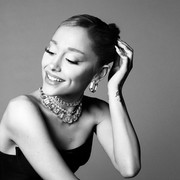 Ariana Grande Jadi Brand Ambassador Swarovski Terbaru, Foto Bergelimang Kristal