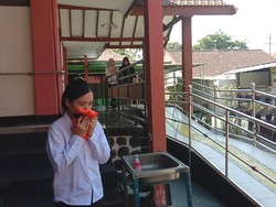 Penganiaya Anak Selebgram Aghnia Punjabi Nangis Saat Baca Pleidoi di Sidang