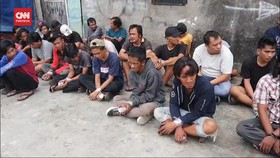VIDEO: Sweeping Kampung Boncos, Polisi Amankan 42 Pengguna Narkoba