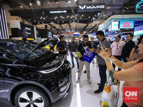 Suasana stand kendaraan Wuling saat pameran automotif Gaikindo Indonesia Internasional Auto Show (GIIAS) 2024 di Indonesia Convention Exhibition (ICE) BSD, Serpong, Kabupaten Tangerang, Banten, Kamis, 18 Juli 2024. (CNN Indonesia/ Adi Ibrahim)