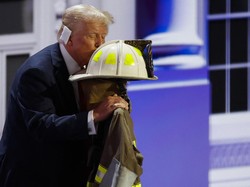 Trump Cium Seragam Petugas Damkar yang Tewas dalam Insiden Penembakan