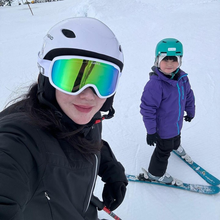 <p>Perempuan 37 tahun itu juga mengajak anaknya untuk ikut bermain ski di pegunungan salju, Bunda. "<em>Lovely time with my bestie on the slopes</em>. Tambah jago bestieku nih," ungkapnya. (Foto: Instagram@alicenorin)</p>