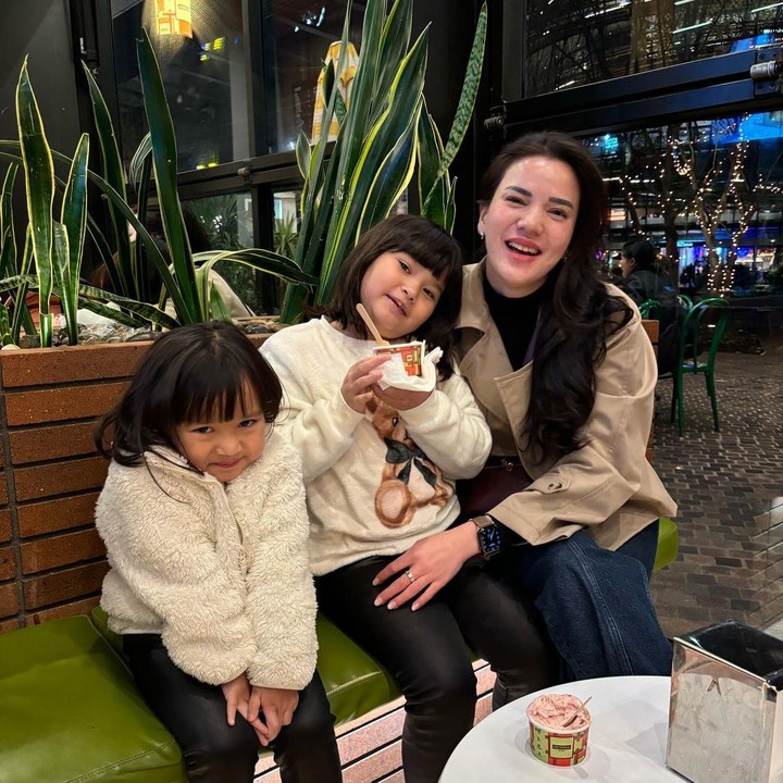 <p>Meski cuaca di Sydney masih dingin, tampaknya tak menghalangi Alita dan Alana menikmati es krim, ya, Bunda. "<em>Sydney day 1: Winter in summer time</em>," ujar Alice. (Foto: Instagram@alicenorin)</p>
