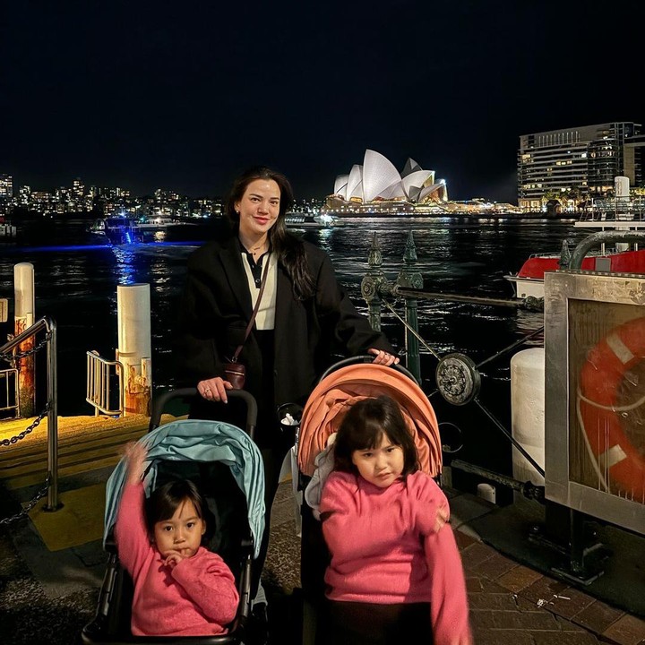 <p>Momen liburannya itu dibagikan langsung oleh Alice, dengan mengunggah beberapa potret di akun Instagram pribadinya. Seperti potret berikut ini, saat mereka berfoto dengan latar belakang gedung ikonik, yakni Sydney Opera House. (Foto: Instagram@alicenorin)</p>