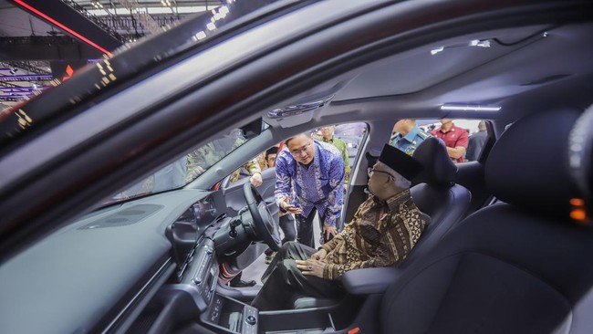 Ma'ruf Amin melirik mobil listrik rakitan lokal Hyundai Kona Electric saat berkeliling pameran GIIAS 2024.