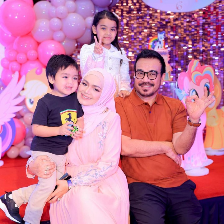 <p>Sementara itu, anak keduanya yang bernama Muhammad Afwa lahir pada 19 April 2021. Afwa tumbuh menjadi anak berusia 3 tahun yang aktif. (Foto: Instagram @ctdk)</p>