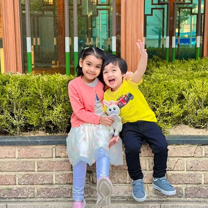 <p>Hanya terpaut usia 3 tahun, kedua anak Siti Nurhaliza sangat dekat dengan satu sama lain. Mereka kerap berbagi keceriaan bersama orang tuanya. (Foto: Instagram @ctdk)</p>