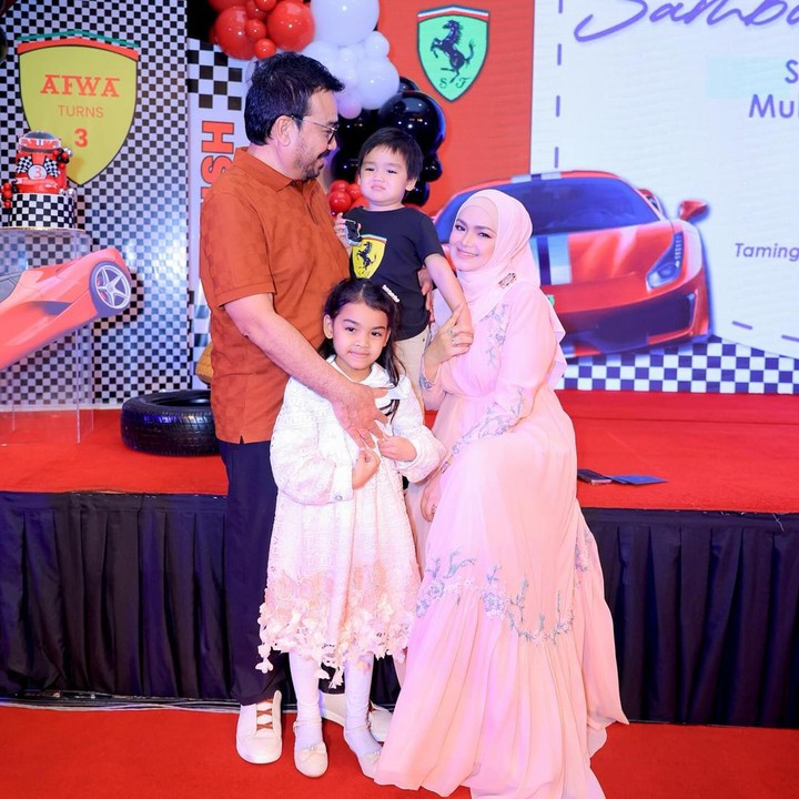 <p>Siti Nurhaliza dan sang suami juga kerap mengadakan pesta ulang tahun kedua anak mereka secara bersamaan meski terlahir di bulan yang berbeda. "Majlis sambutan ulangtahun Siti Aafiyah (6 tahun) dan Muhammad Afwa (3 tahun)," tulis Siti dalam unggahan fotonya. (Foto: Instagram @ctdk)</p>