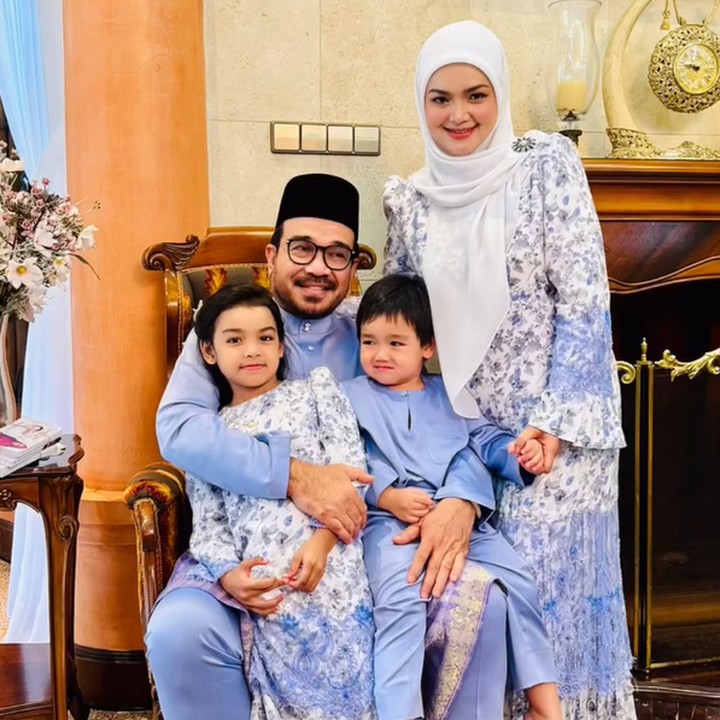<p>Sejak menikah dengan Khalid Mohamad Jiwa atau Datuk K pada 2006 silam, Siti Nurhaliza menjalani peran sebagai istri dan Bunda. (Foto: Instagram @ctdk)</p>