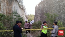 Bangkai Helikopter Jatuh di Kuta Selatan Terhimpit Dua Dinding Tebing
