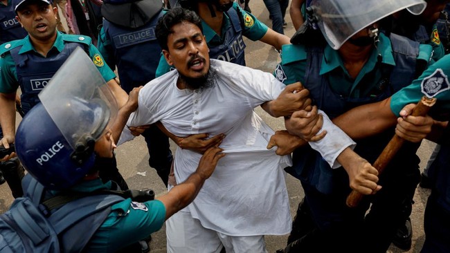 Kerusuhan ini bermula dari demo yang dilakukan mahasiswa yang menentang sistem kuota pegawai negeri sipil.