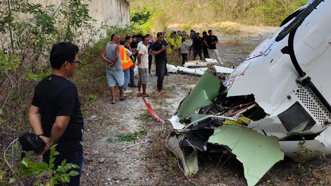 Sebanyak empat penumpang dan satu pilot helikopter nan jatuh di area tebing, Kuta Selatan, Bali, selamat.