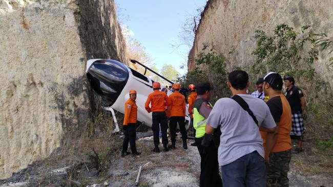 Tiga penduduk negara asing (WNA) menjadi korban jatuhnya sebuah helikopter di area tebing di Banjar Suluban, Desa Pecatu, Kuta Selatan, Bali pada Jumat (19/7).