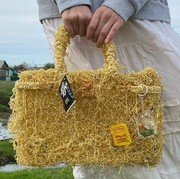 Replika Tas Mewah Kreasi Seniman Ini Dibuat dari Mi Instan, Bisa Tebak Merek Apa?