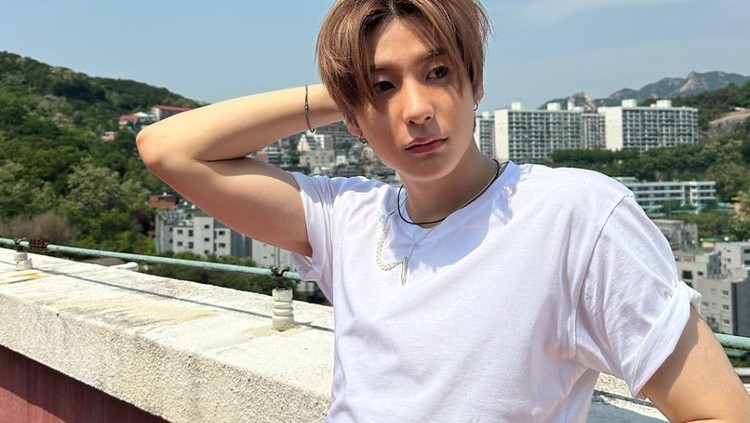 Baru-baru ini, ibunda dari Anton RIIZE mendapatkan banyak sorotan dari para netizon Korea. Potret terbaru mantan aktris ini viral dan banjir pujian, lho Bunda.