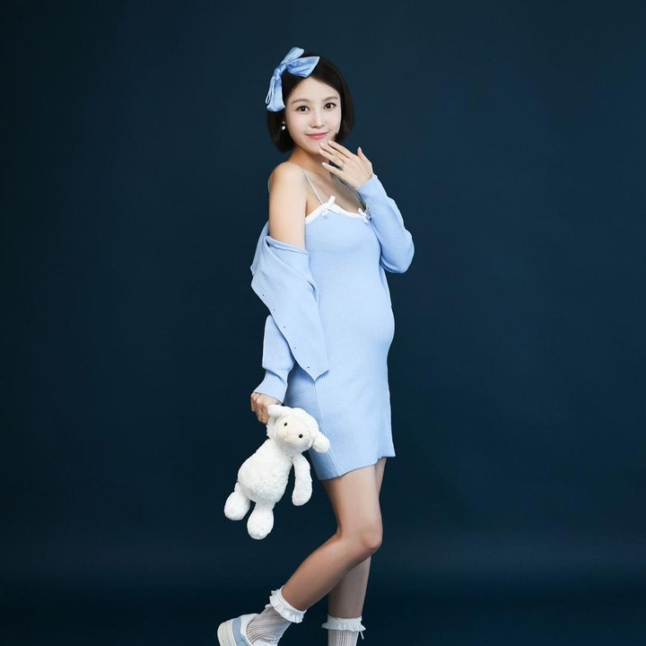 <p>Di maternity shoot ini, Kim Sa Eun juga mengenakan mini dress berwarna biru muda. Penampilannya yang casual terlihat semakin fresh dengan potongan rambut pendek. (Foto: Instagram @shantokki32)</p>
