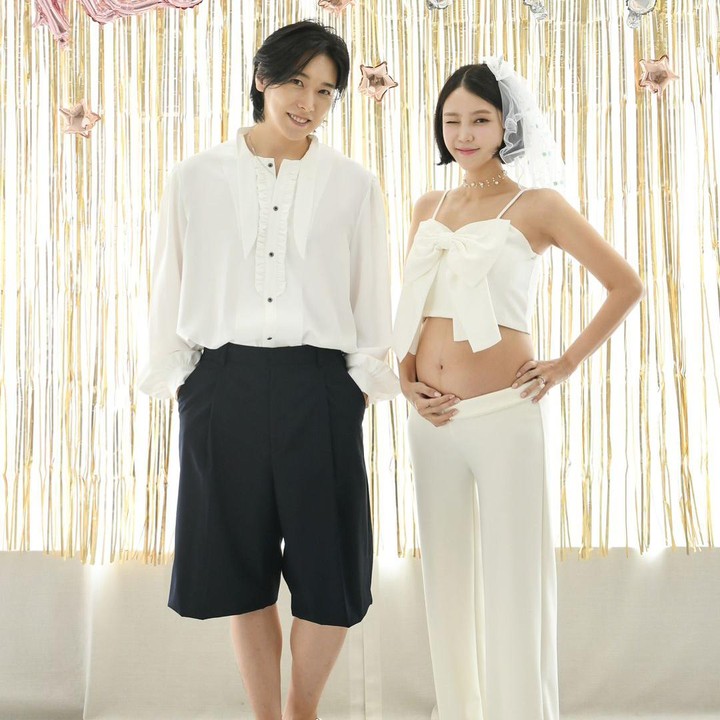 <p>Member boygroup K-Pop Super Junior, Lee Sungmin, sebentar lagi akan menjadi Ayah. Sang istri, Kim Sa Eun, mengumumkan kehamilan pertamanya di media sosial, Bunda. Pasangan ini akan dikaruniai anak pertama setelah 10 tahun menikah. (Foto: Instagram @shantokki32)</p>