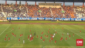 Momen Kocak Legenda Persib vs 63 Bocah di Piala Presiden