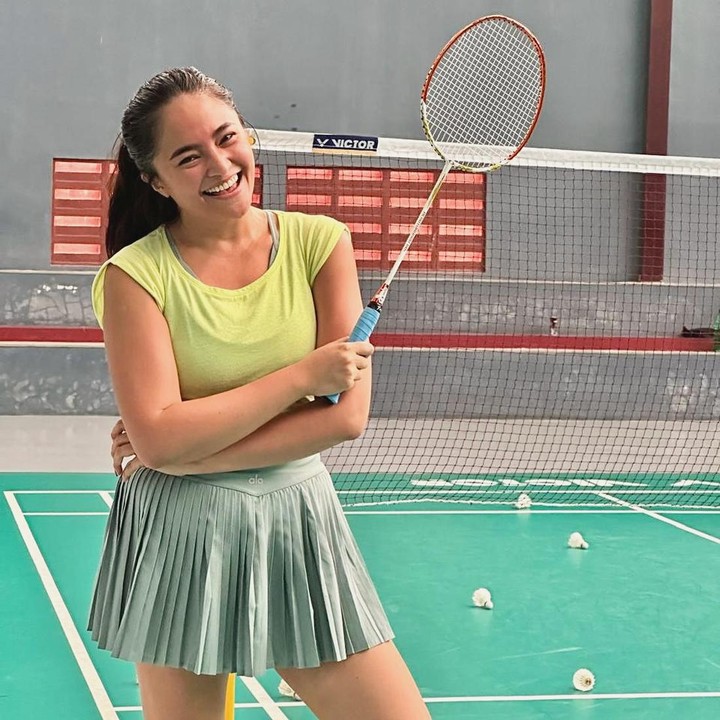 <p>Masih mengenakan model rok mini yang sama, Bunda satu anak ini tampil lebih <em>fresh</em> dengan<em> t-shirt</em> berwarna kuning neon. (Foto: Instagram @marshanda99)</p>